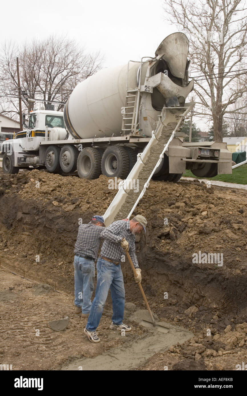 Volounteers versando la fondazione in un Habitat for Humanity sito dove una nuova casa sarà costruito per una famiglia meritevoli Foto Stock