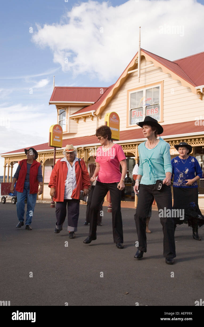 Bay of Islands Country Rock Festival con gruppo di donne linea improvvisata ballando sul marciapiede dal Maritime Building Paihia Foto Stock