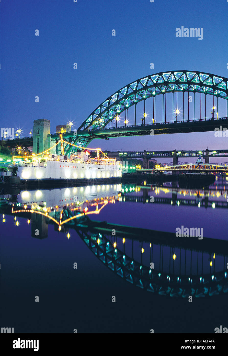 Tyne Bridge e la banchina di notte e smoking princess barca, Gateshead e Newcastle, Regno Unito Foto Stock