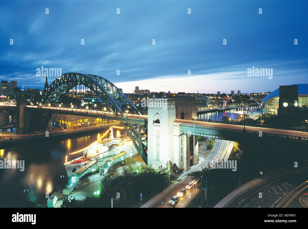 Tyne Bridge e la banchina di notte, Gateshead e Newcastle, Regno Unito Foto Stock