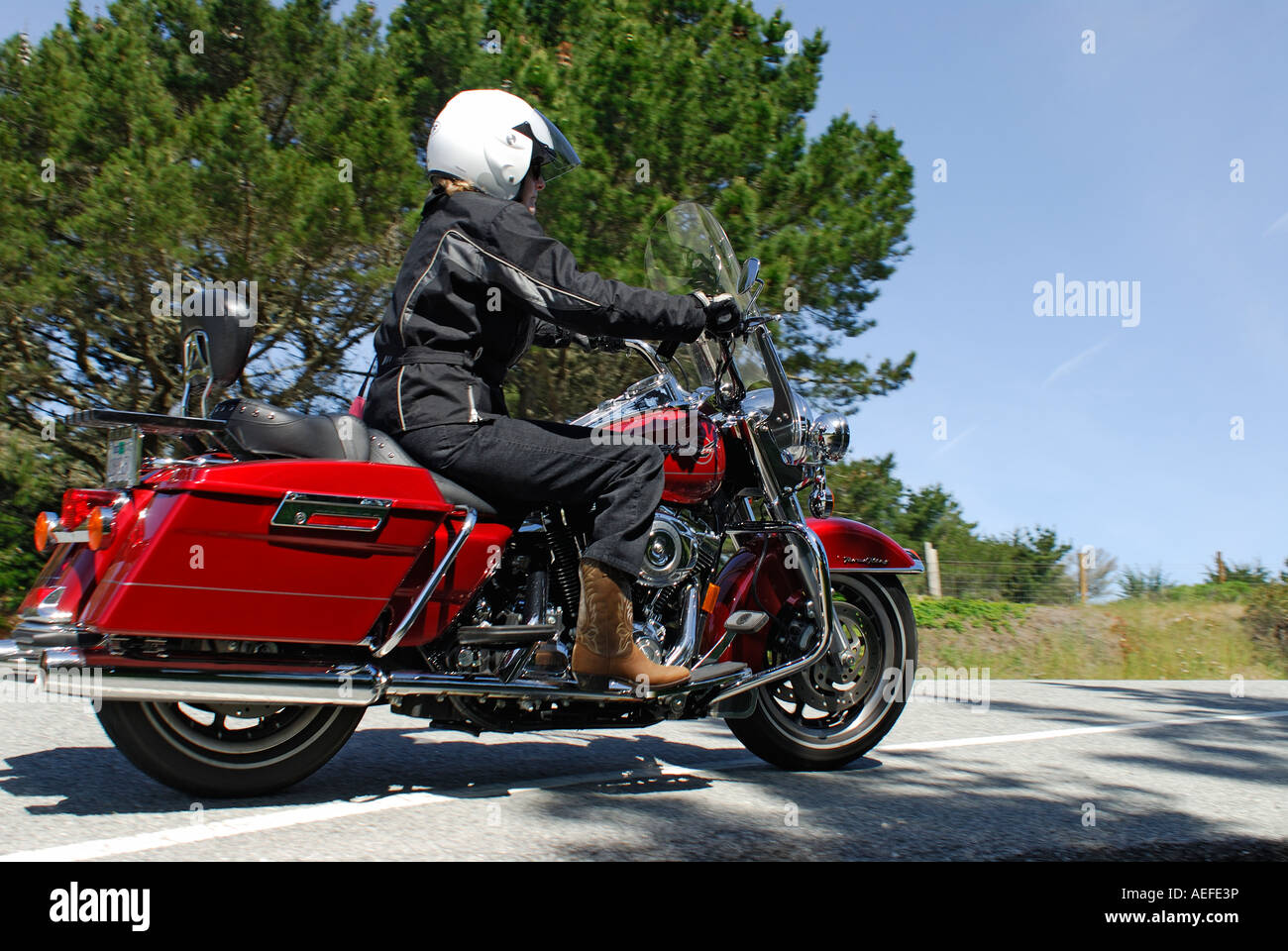 'Un 'Media di età' donna a cavallo di un "Harley Davidson' 'Road King' 'V twin' motociclo, California, USA. Foto Stock