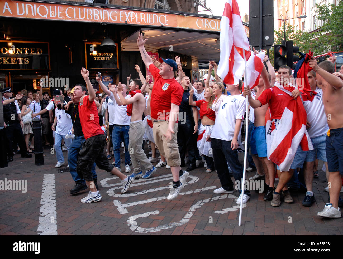 Un gruppo di appassionati di calcio deridono la polizia da Leicester Square nel centro di Londra dopo Inghilterra perso in Coppa del Mondo 2006. Foto Stock