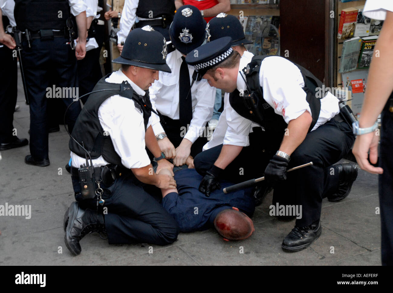 Gli ufficiali di polizia tenere manette e arrestare la giovane tifoso Central London Inghilterra dopo aver perso la Coppa del Mondo 2006. Foto Stock