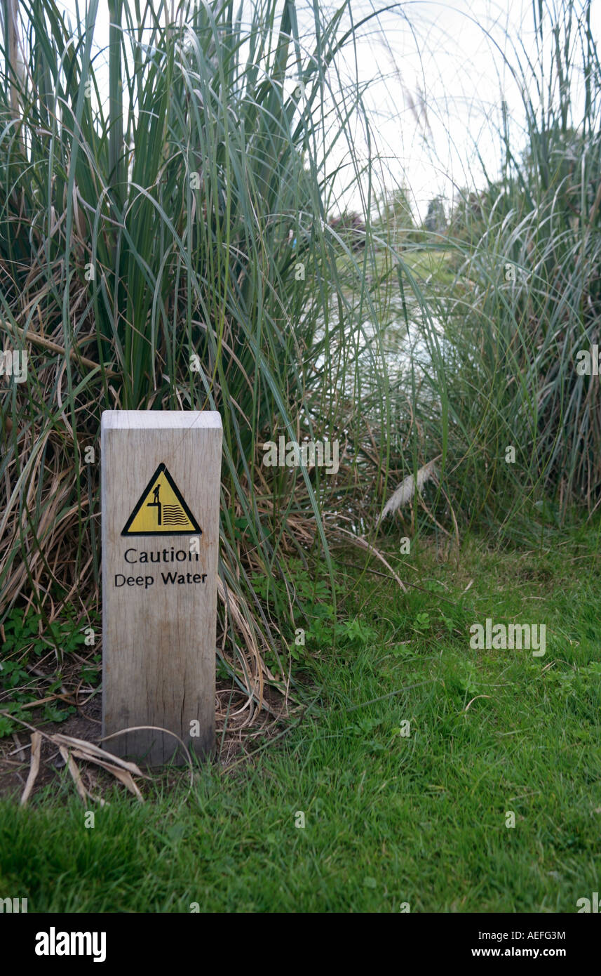 Segno di avvertimento di acqua profonda al grande giardino sul lago. Regno Unito Foto Stock