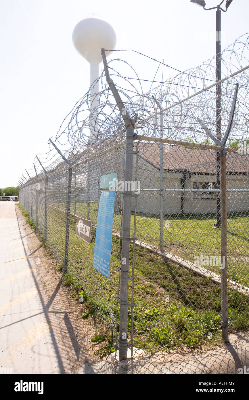 Recinzioni perimetrali con acqua torre in background all'Nebraska correzionali centro per donne in York Nebraska USA Foto Stock