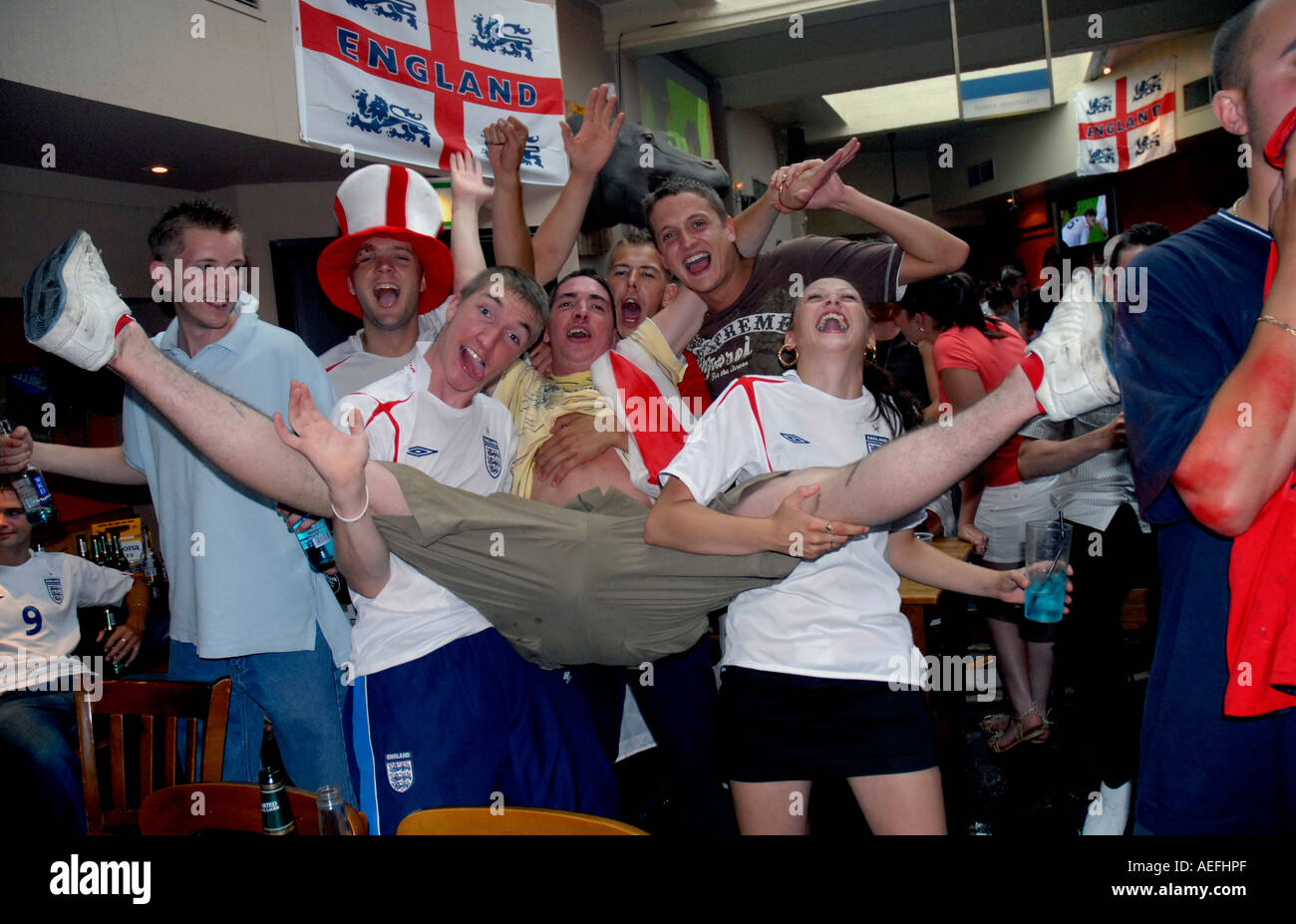 Giovane inglese i tifosi di calcio di bere e di comportarsi in modo scorretto in West end pub mentre guardi la Coppa del Mondo di calcio. Foto Stock