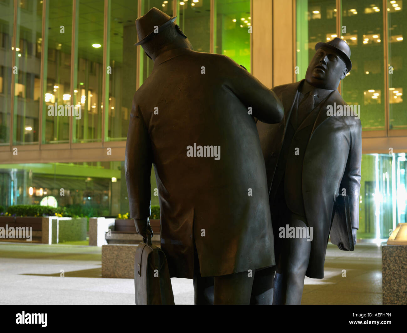 Canada Ontario Toronto scultura in bronzo di William McElcheran incontro due uomini di affari sbattere contro ogni altro Foto Stock