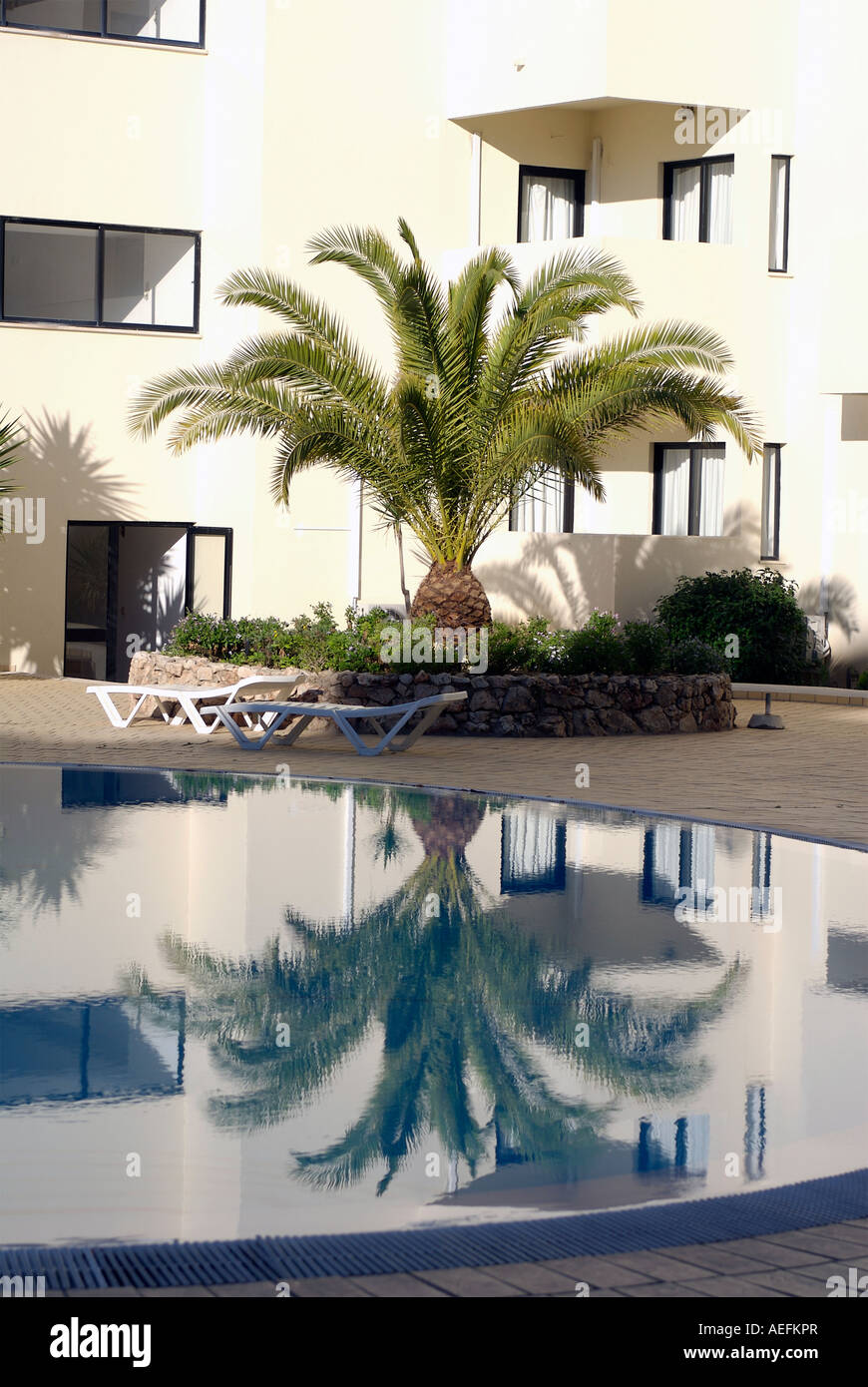 Una piscina presso un hotel di Albufera Portogallo Foto Stock