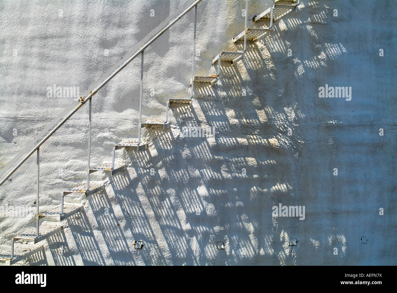 Scale di metallo sul vecchio arrugginito accidentato stucco bianco parete curva, STATI UNITI D'AMERICA Foto Stock