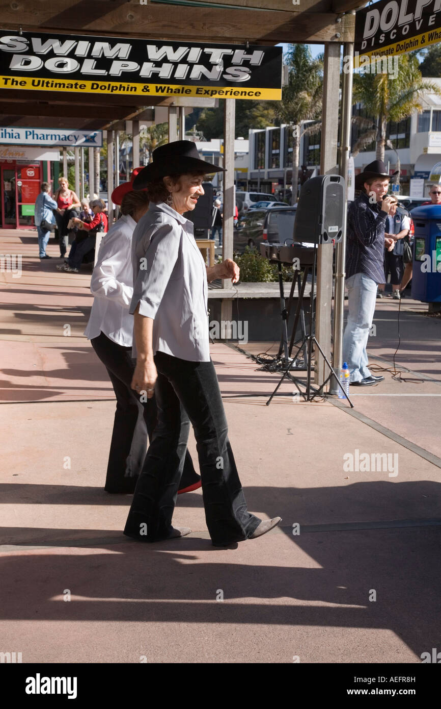 Bay of Islands Country Rock Festival con due signore linea improvvisata ballando sul marciapiede Paihia Isola del nord della Nuova Zelanda Foto Stock