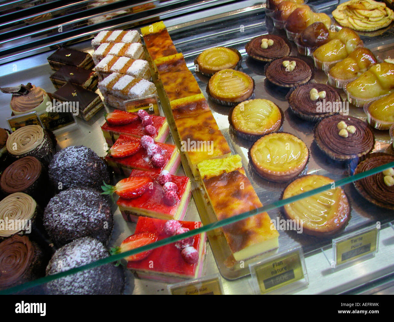 Torte di incantevole in un parigino cake shop Foto Stock