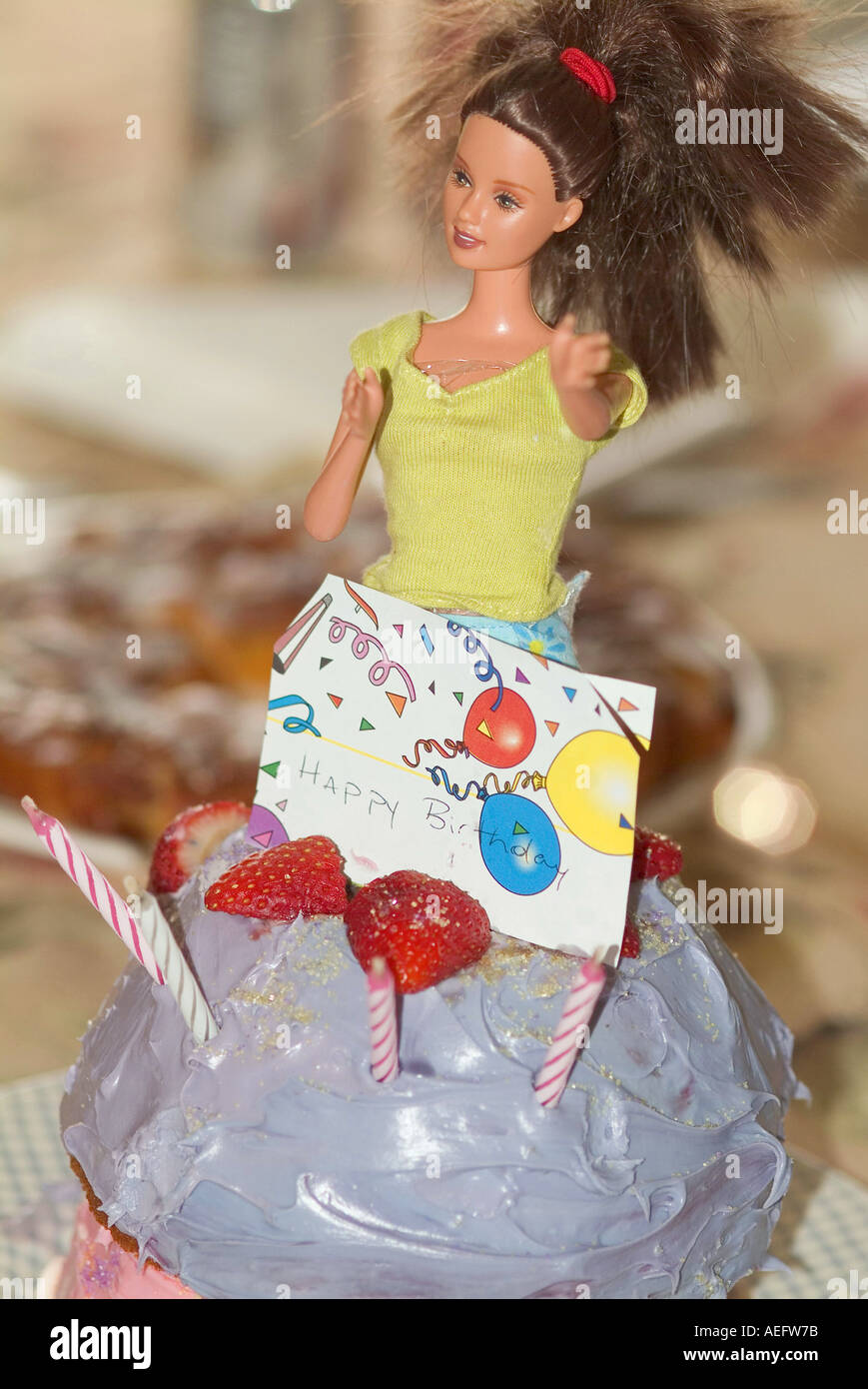 Bambola Barbie nella torta di compleanno Foto stock - Alamy