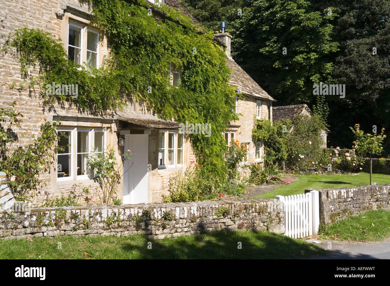 Un cottage in pietra nel villaggio Costwold di Eastleach Turville, Gloucestershire Foto Stock