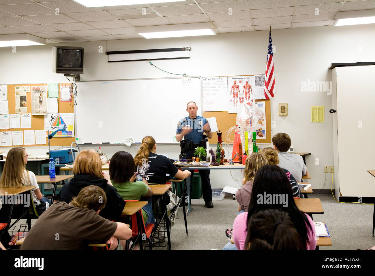 Funzionario di polizia dando presentazione sulle droghe illegali a una scuola di alta classe. Creta, Nebraska, Stati Uniti d'America. Foto Stock