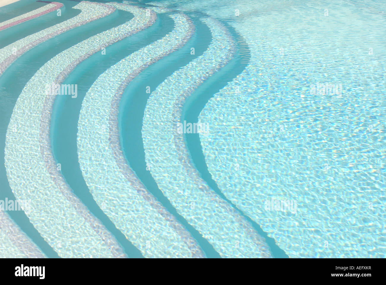 Dai motivi contemporanei GRASSETTO immagine della piscina passi sopra visto l'acqua Foto Stock