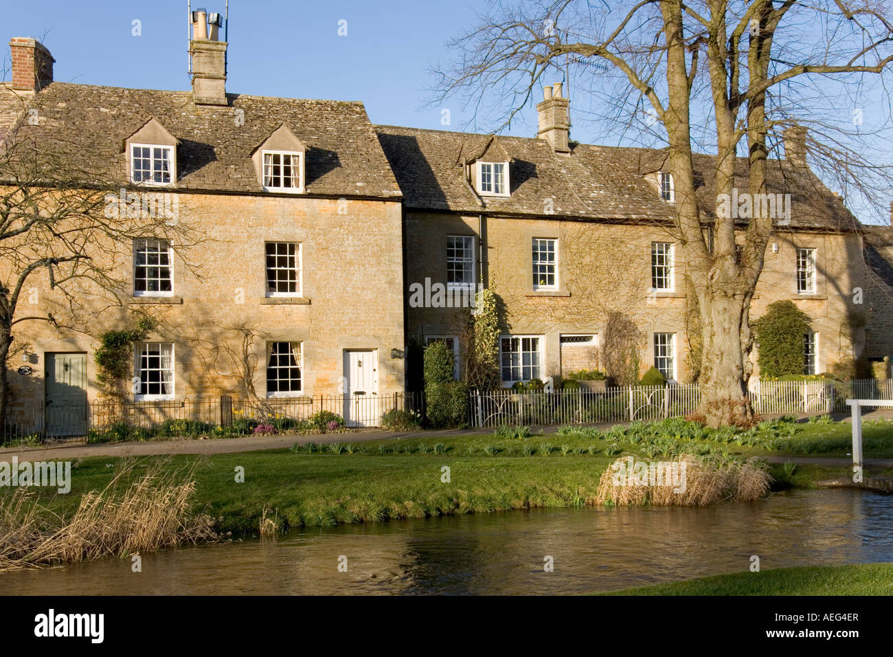 Idilliaco cotswold cottages dal fiume occhio, Lower Slaughter, Cotswolds, Gloucestershire, England, Regno Unito Foto Stock