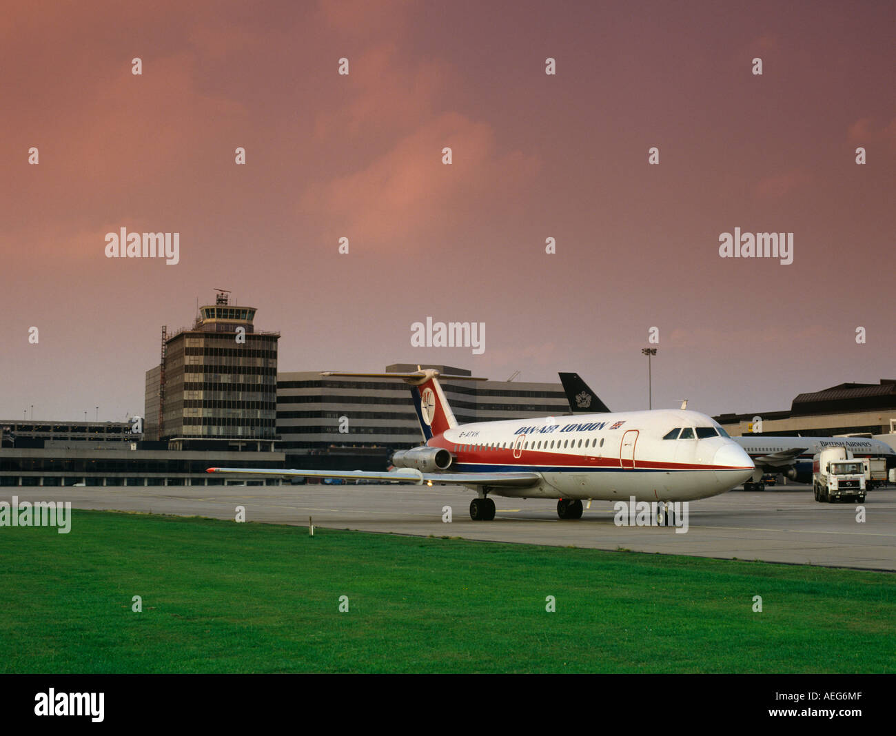 Aviazione storica Manchester Airport Dan Air aereo in rullaggio sul piazzale di sosta negli anni novanta Foto Stock