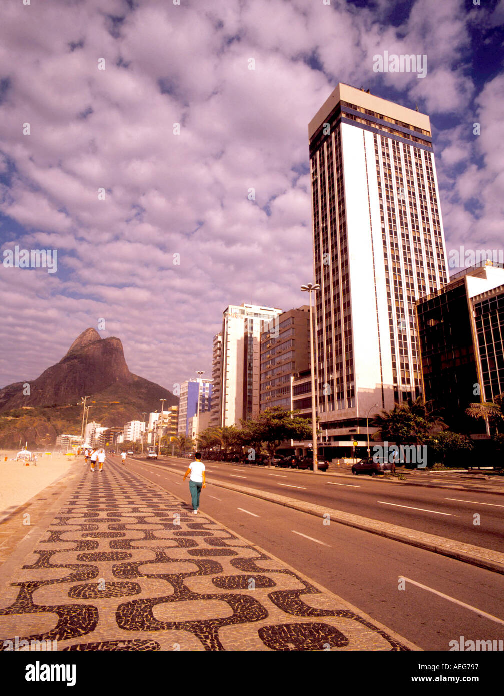 Travel Brasil leblon marciapiede calcadao persone passer da passer passeggiando street hotel marina lungomare trasporti architettura Foto Stock