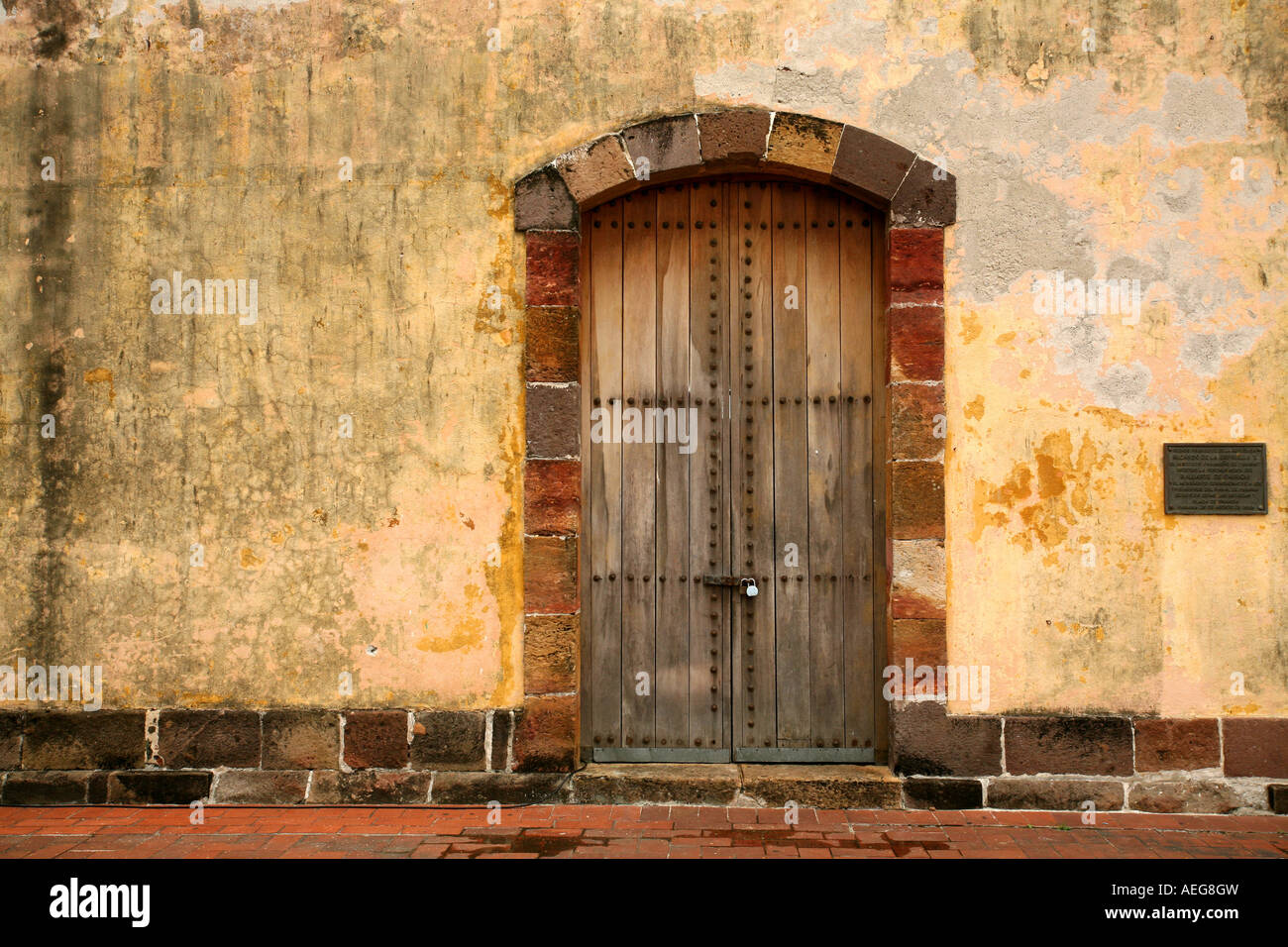 Il legno porta a Plaza de Francia, Las Bovedas, Panama City, Panama, che mostra i segni del tempo. Foto Stock