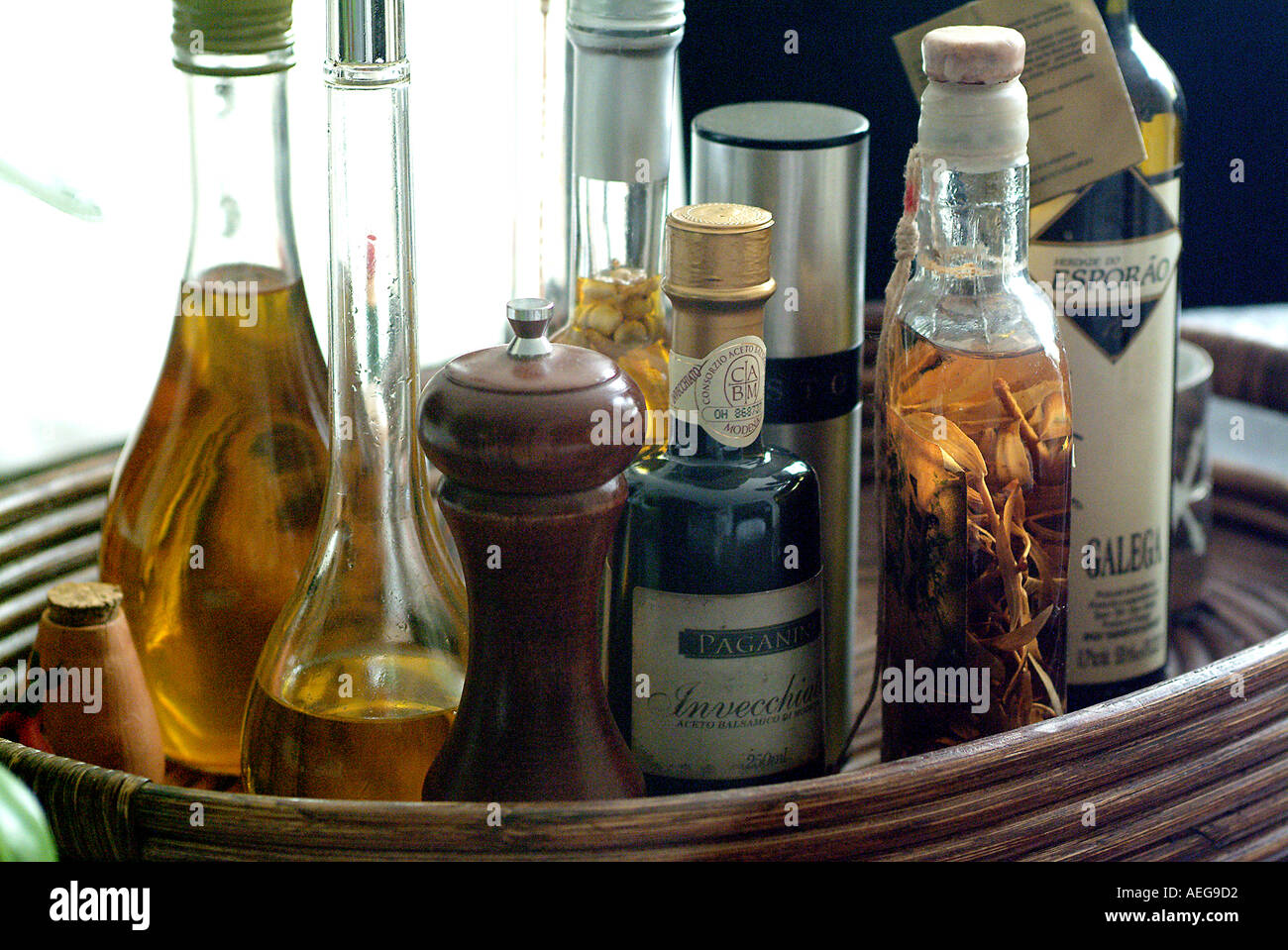 Sweet Home cucina bottiglie vassoio spice condimento pepe olio di oliva aceto condimenti Sale di cottura in vetro Aroma cook sapori abs Foto Stock
