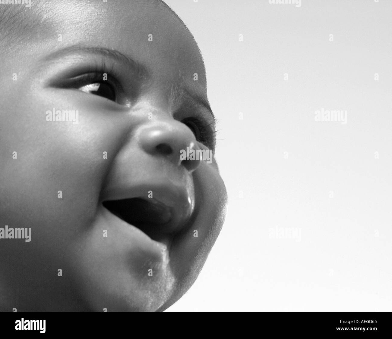 Baby s mondo boy sorridente sorriso felice felicità white b w l'espressione emozione persona persone kid bambino baby Foto Stock