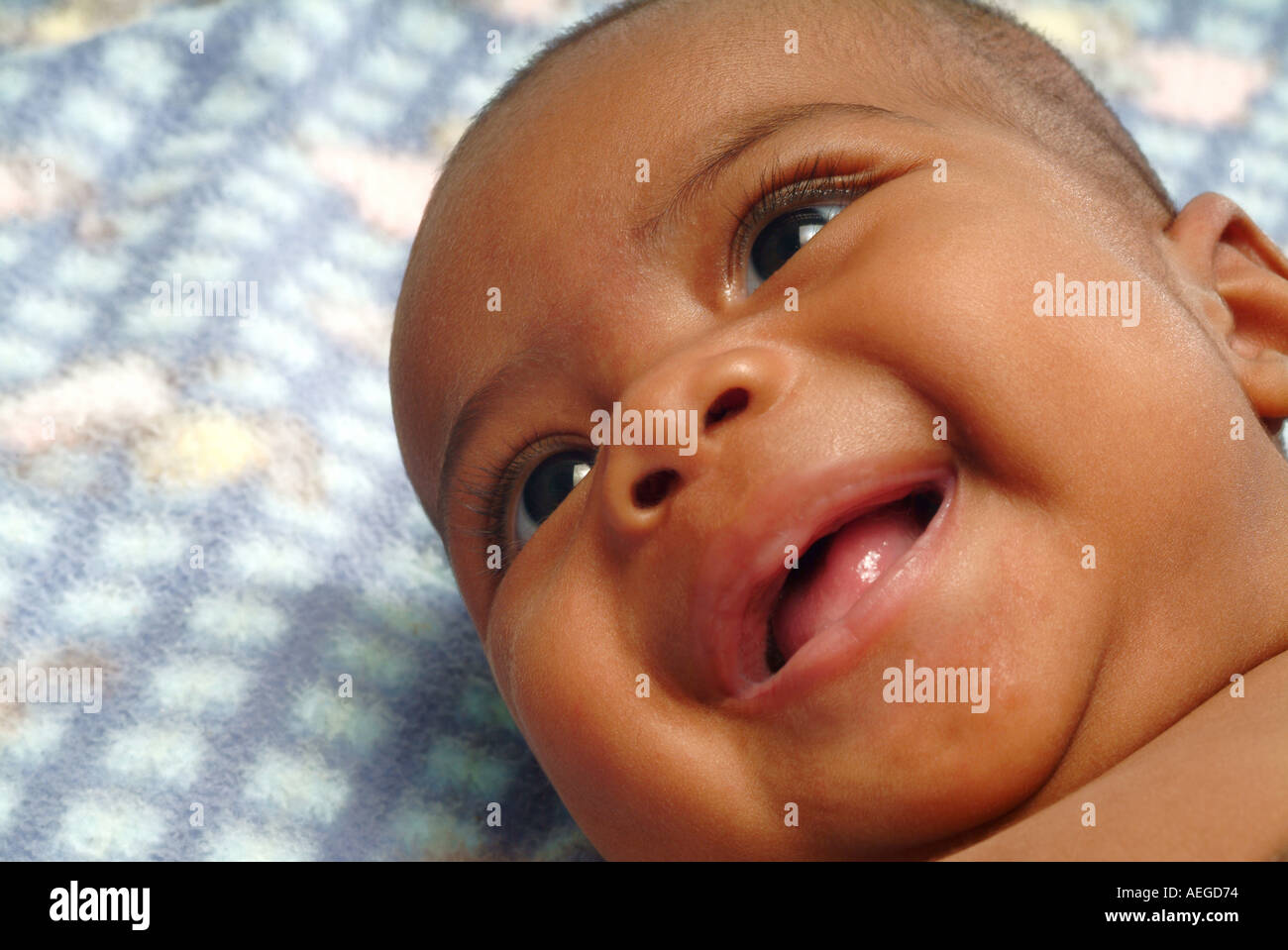 Baby s mondo ying little black sorridendo felice felicità persona persone kid bambino baby Foto Stock