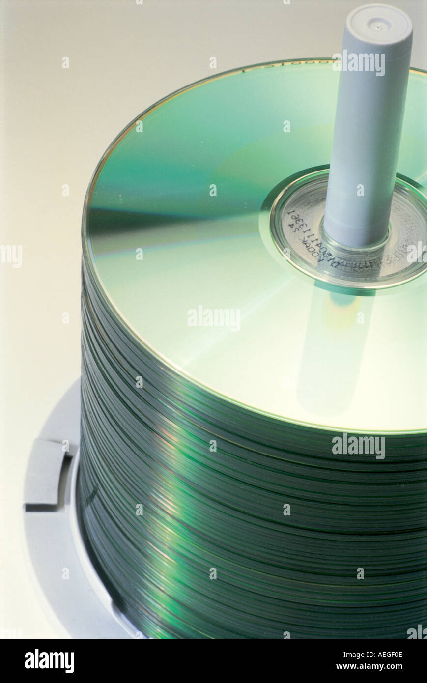 Cd di Office room cd compact disc riproduzione dischi copie pila media storage round lucido metallico riflettente i dati musicali elemento di ritegno Foto Stock