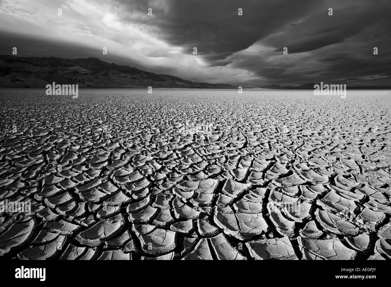 Dynamic in bianco e nero il tramonto nel deserto Alvord Foto Stock