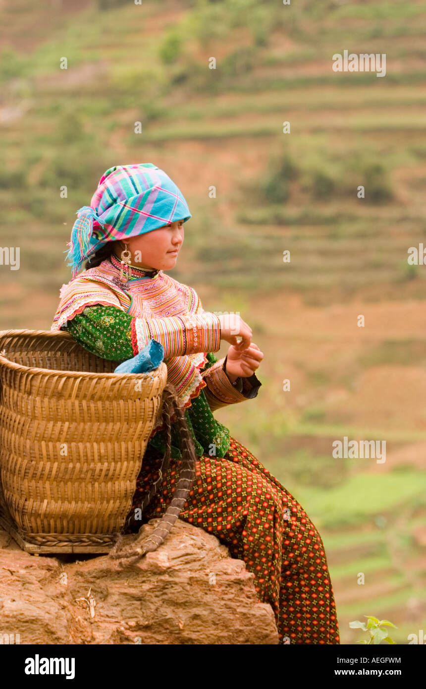 Giovane vietnamita ragazza seduta nel campo a Nord Vietnam Foto Stock