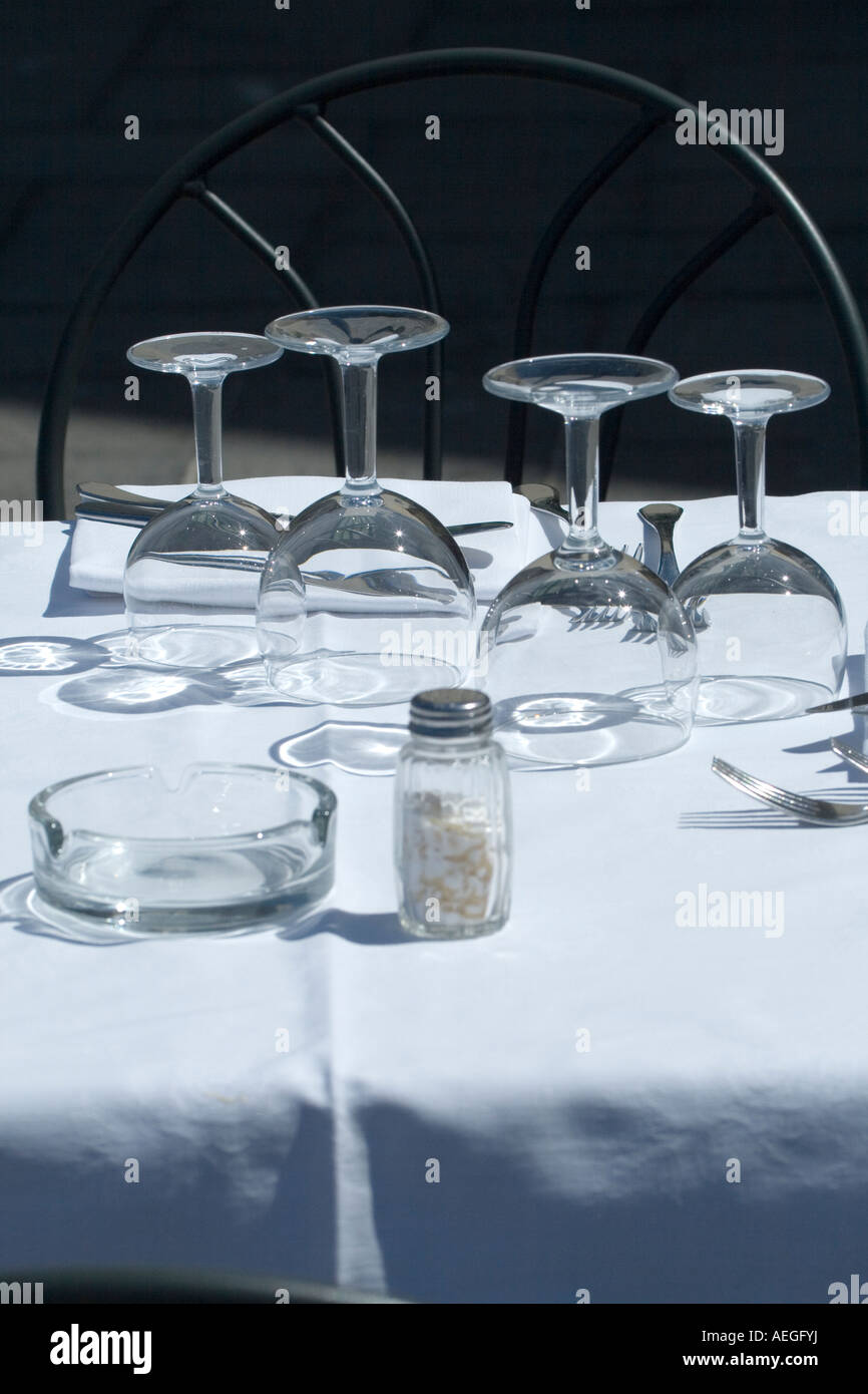 Ristorante messa in tavola con posate e bicchieri Foto Stock