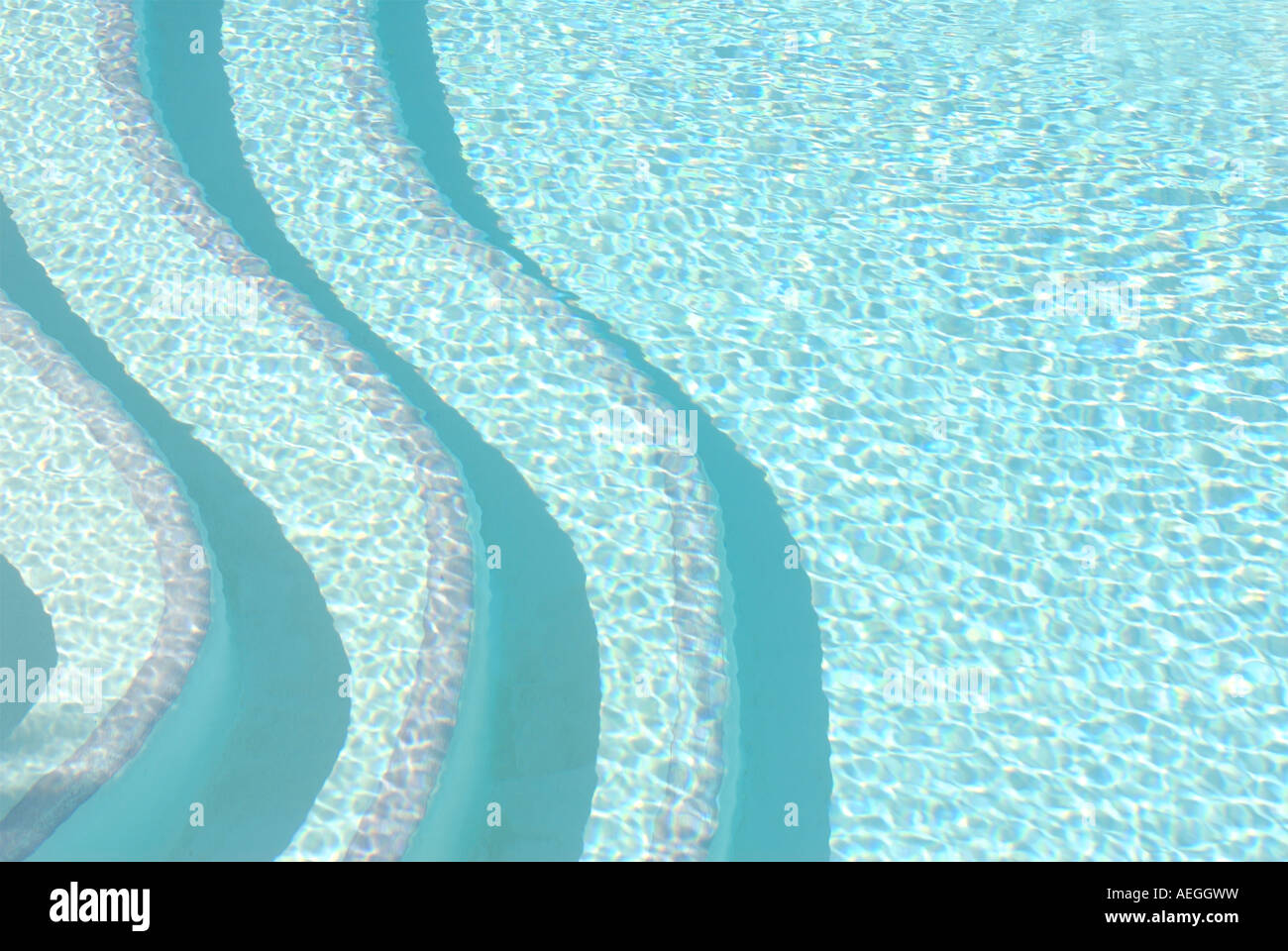 Dai motivi contemporanei GRASSETTO immagine della piscina passi sopra visto l'acqua Foto Stock
