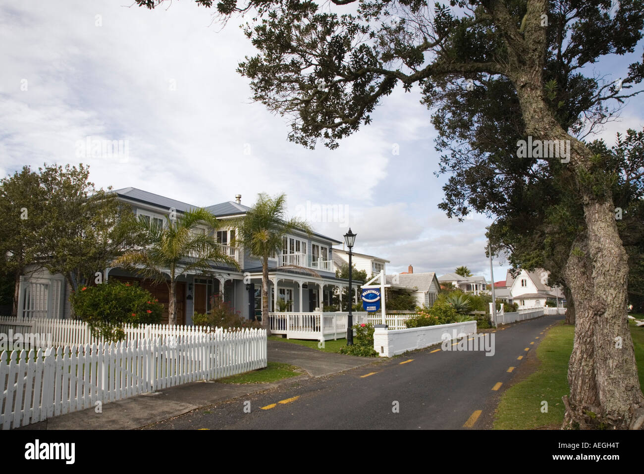 Hotel Wharemoana weatherboard bianco edificio con una veranda sul lungomare Strand Road Russell "Baia delle Isole " Nuova Zelanda Foto Stock