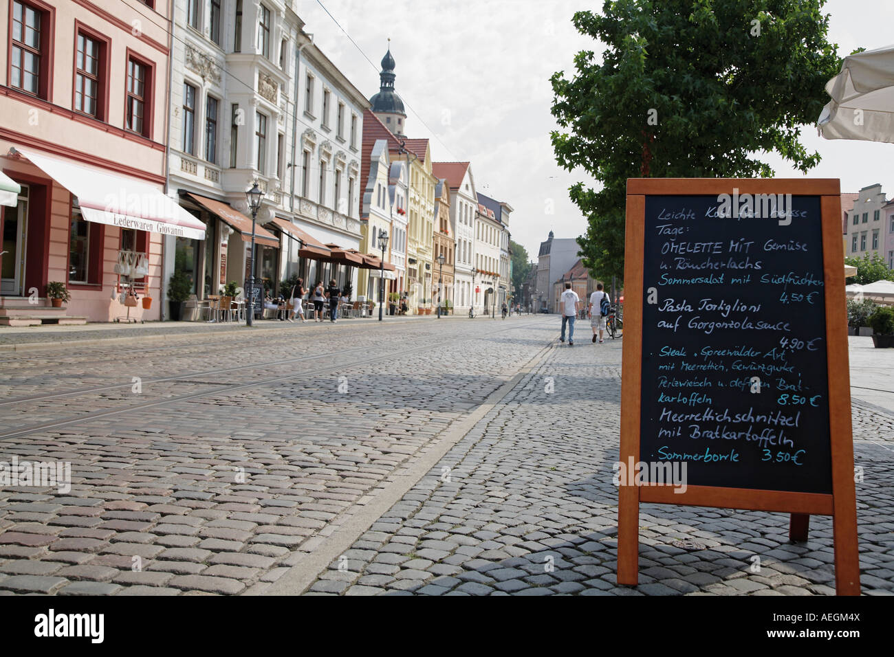 Segno di menu di un ristorante esterno a Altmarkt città di Cottbus Germania Foto Stock