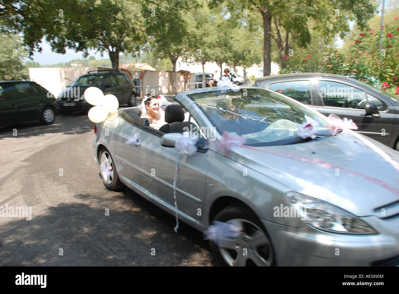 Nozze francesi con sposa essendo guidato intorno al villaggio con tromba rimbombava Foto Stock