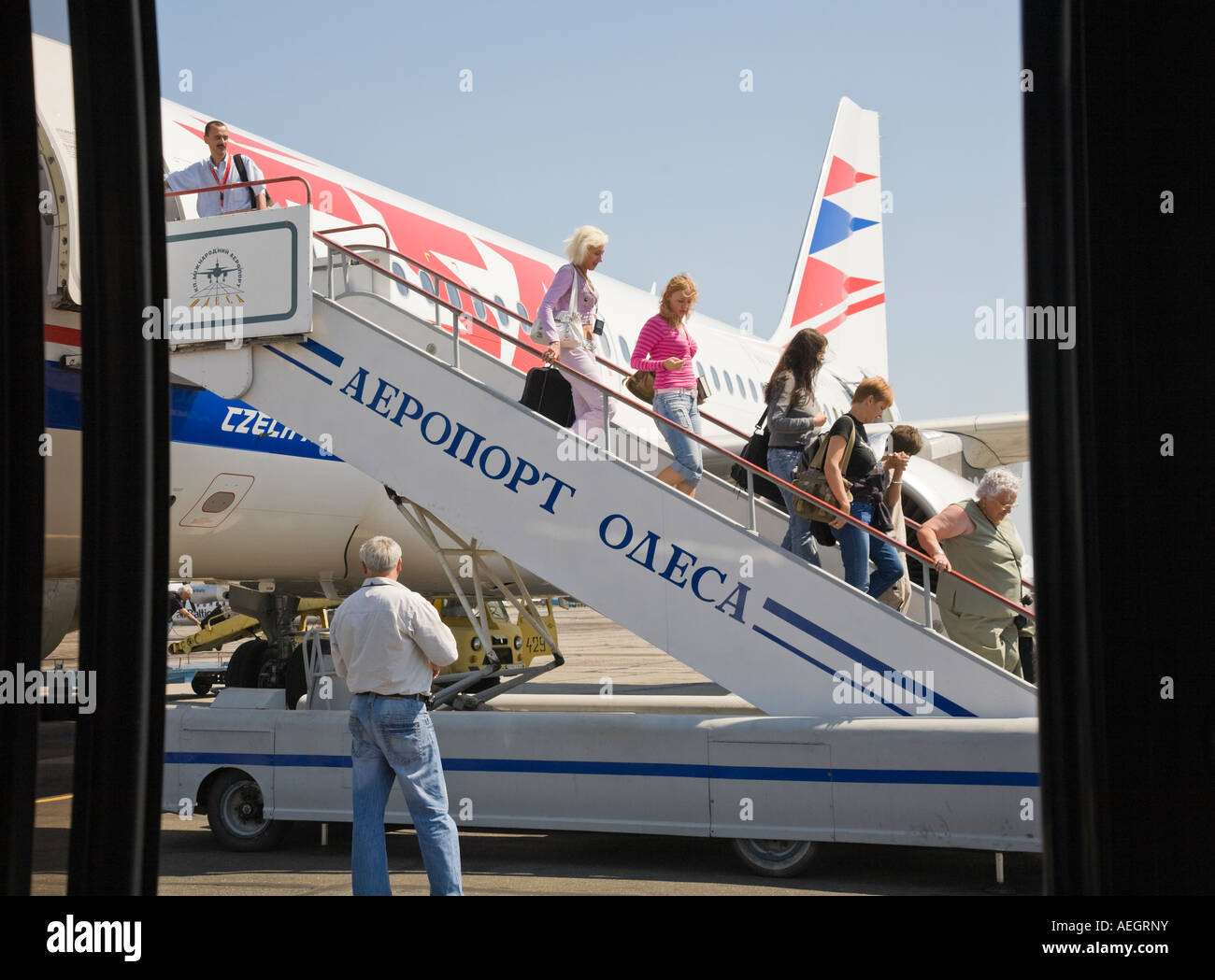 I passeggeri in partenza il piano sulla Odesa Aeroporto Internazionale in Ucraina Foto Stock