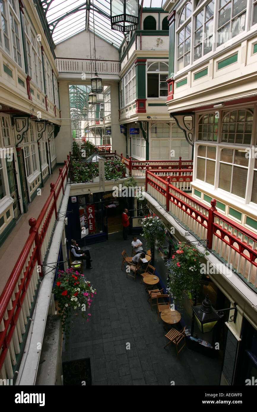 Veduta aerea del castello storico Arcade centro commerciale per lo shopping nel centro citta' di Cardiff una popolare attrazione turistica Wales UK Gran Bretagna GB Foto Stock