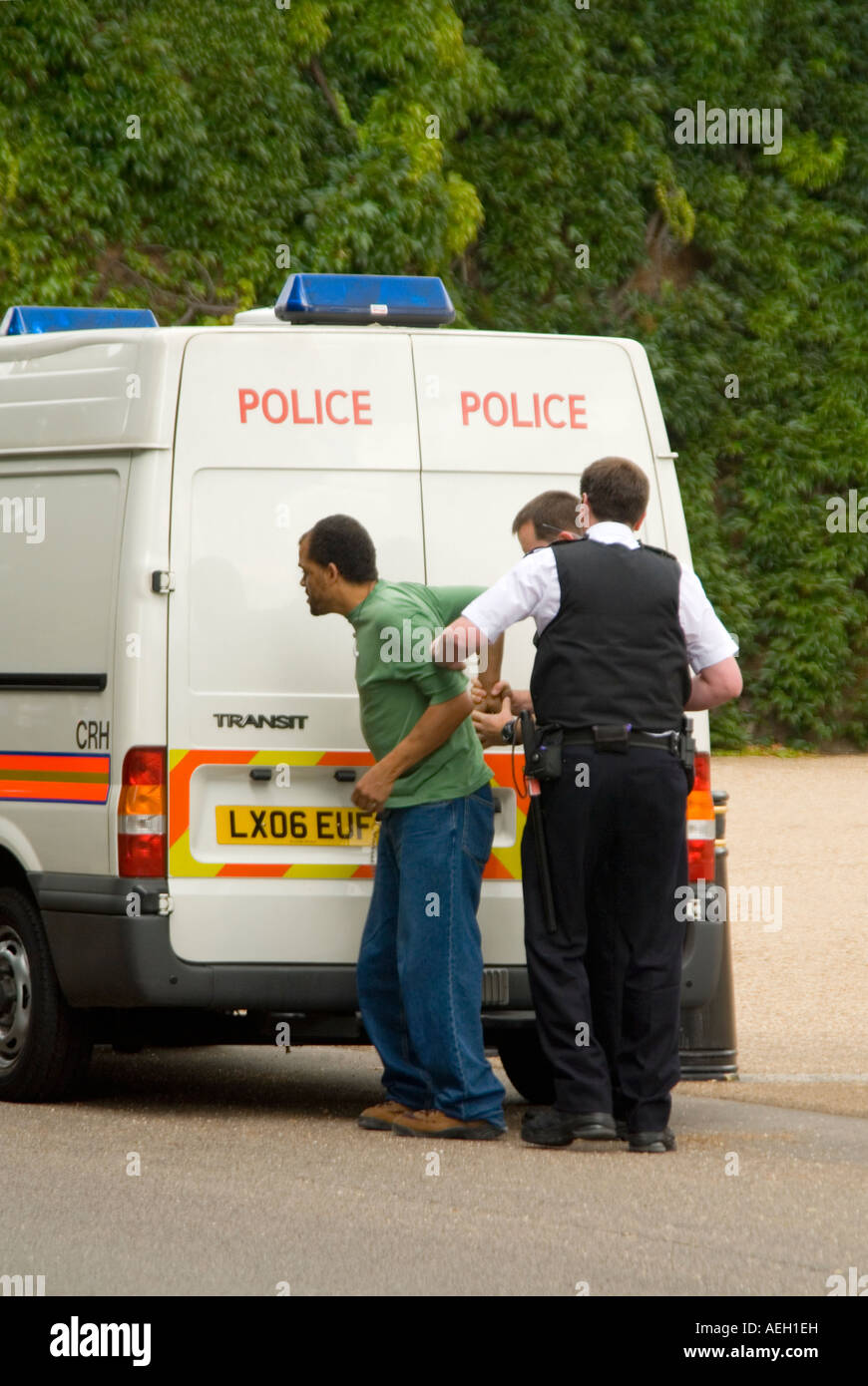 Verticale fino in prossimità di un uomo in conflitto con la polizia come egli resiste all'arresto nel centro di Londra Foto Stock