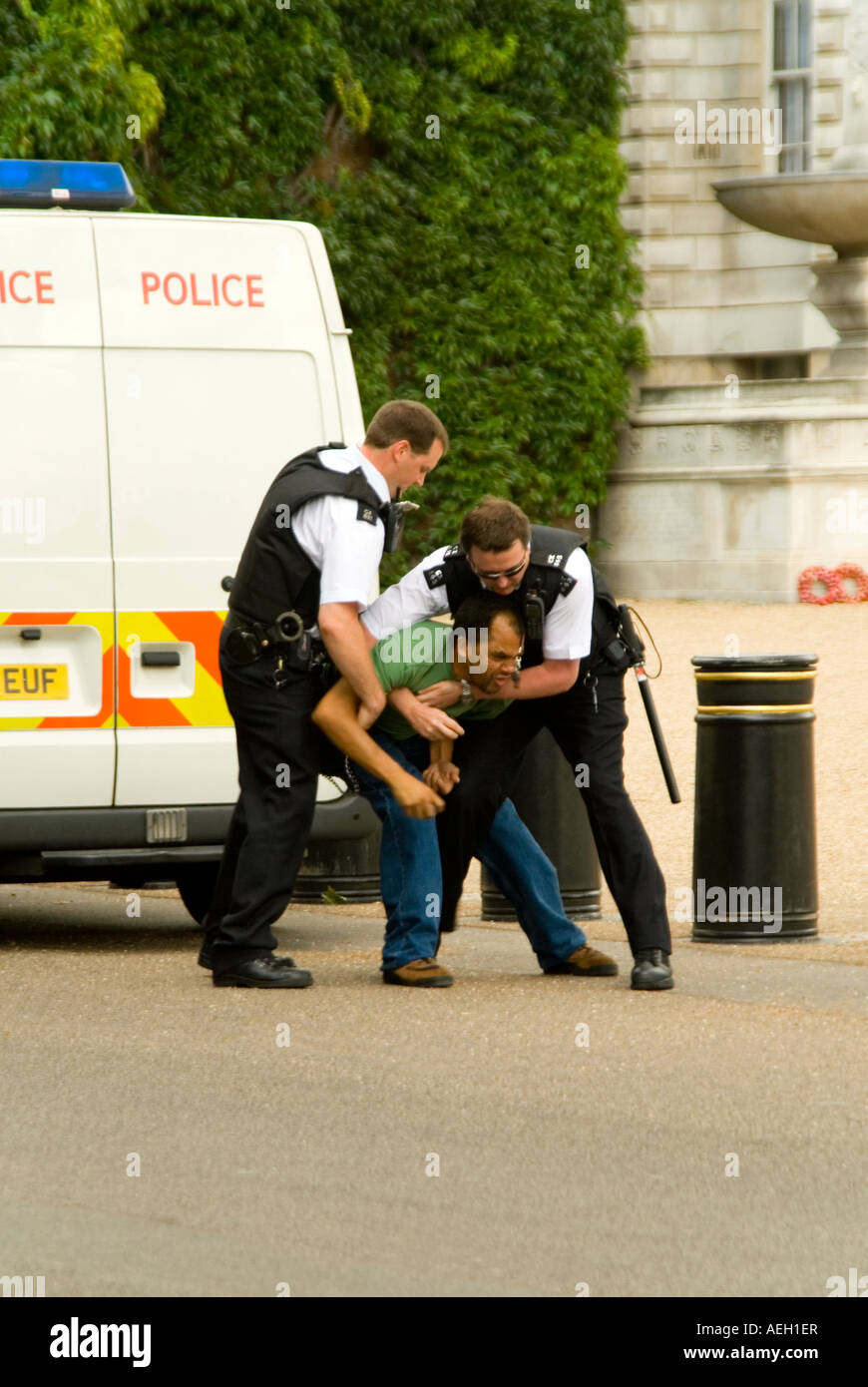 Verticale fino in prossimità di un uomo in conflitto con la polizia come egli resiste all'arresto nel centro di Londra Foto Stock