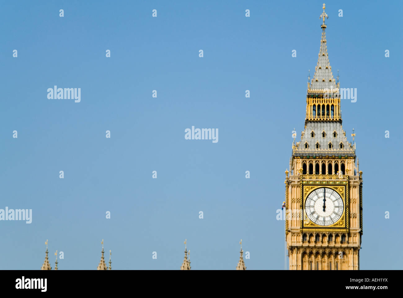 Vista orizzontale del Big Ben fermo a mezzogiorno per manutenzione su un luminoso giorno di sole Foto Stock