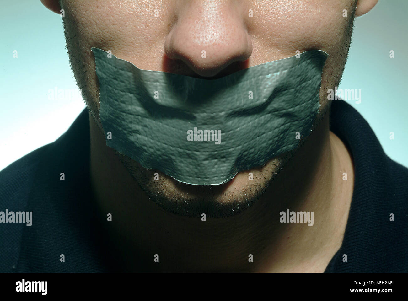 Le espressioni WD21 082 wd21082 all'interno orizzontale in ambienti chiusi close up dettaglio naso bocca condotto silver tape mute disattivato violenza villainy Foto Stock