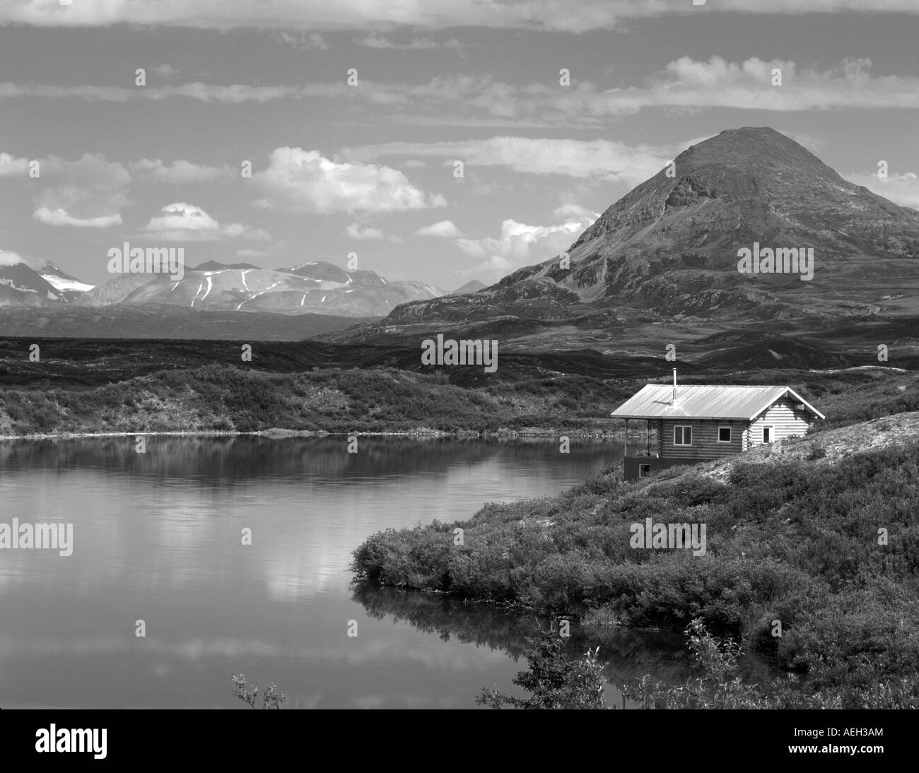 Cabina sulla riva del lago di groviglio di Alaska Foto Stock