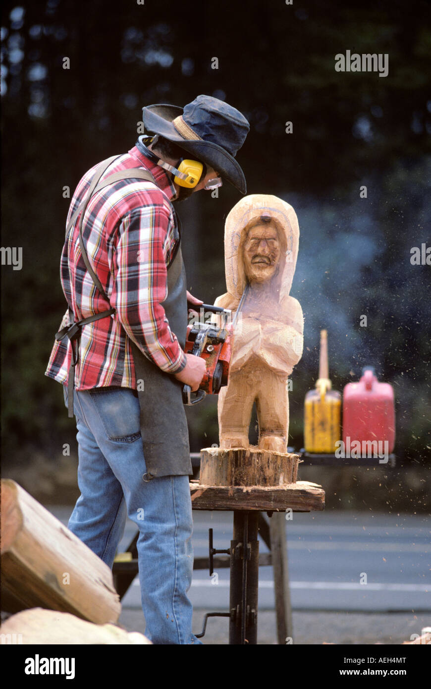 Artista scolpitura con chainsaw Seal Rock Oregon Foto Stock