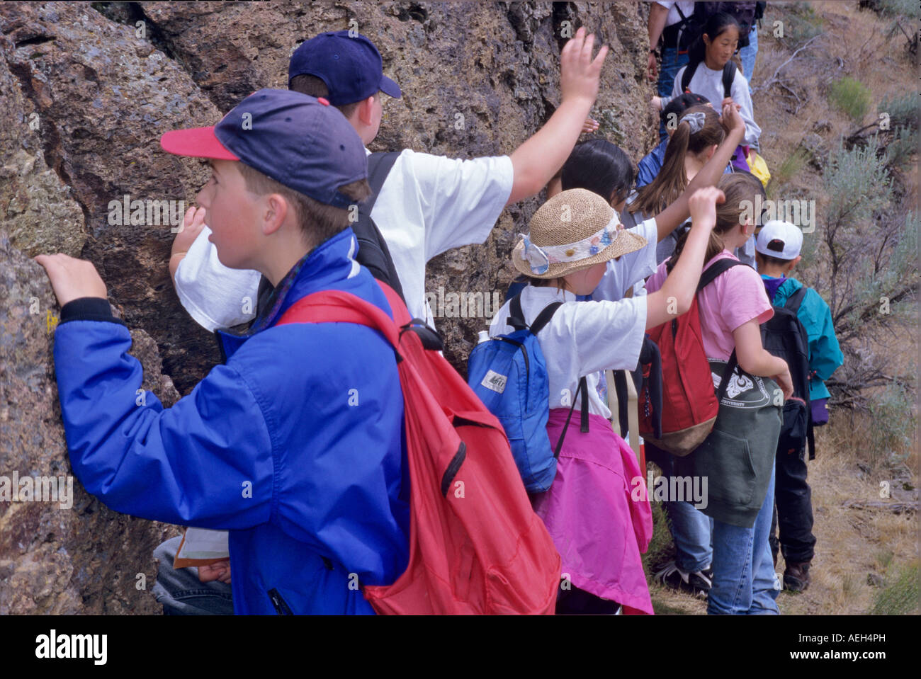 Gli studenti esaminato rock al Hancock Stazione Campo Oregon Foto Stock