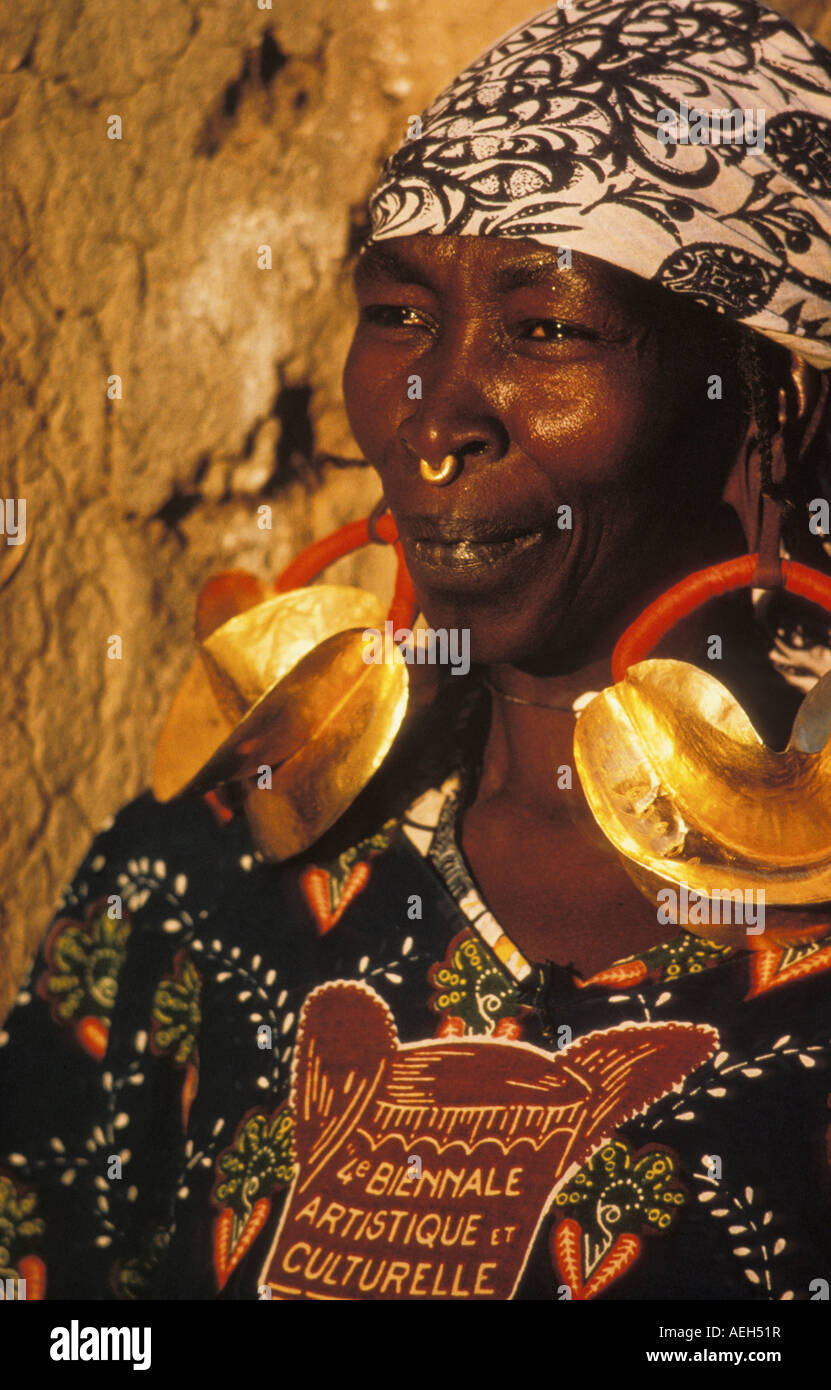 Mali, Mopti, metà donna adulta di tribù Peulhi con orecchini d'oro Foto Stock