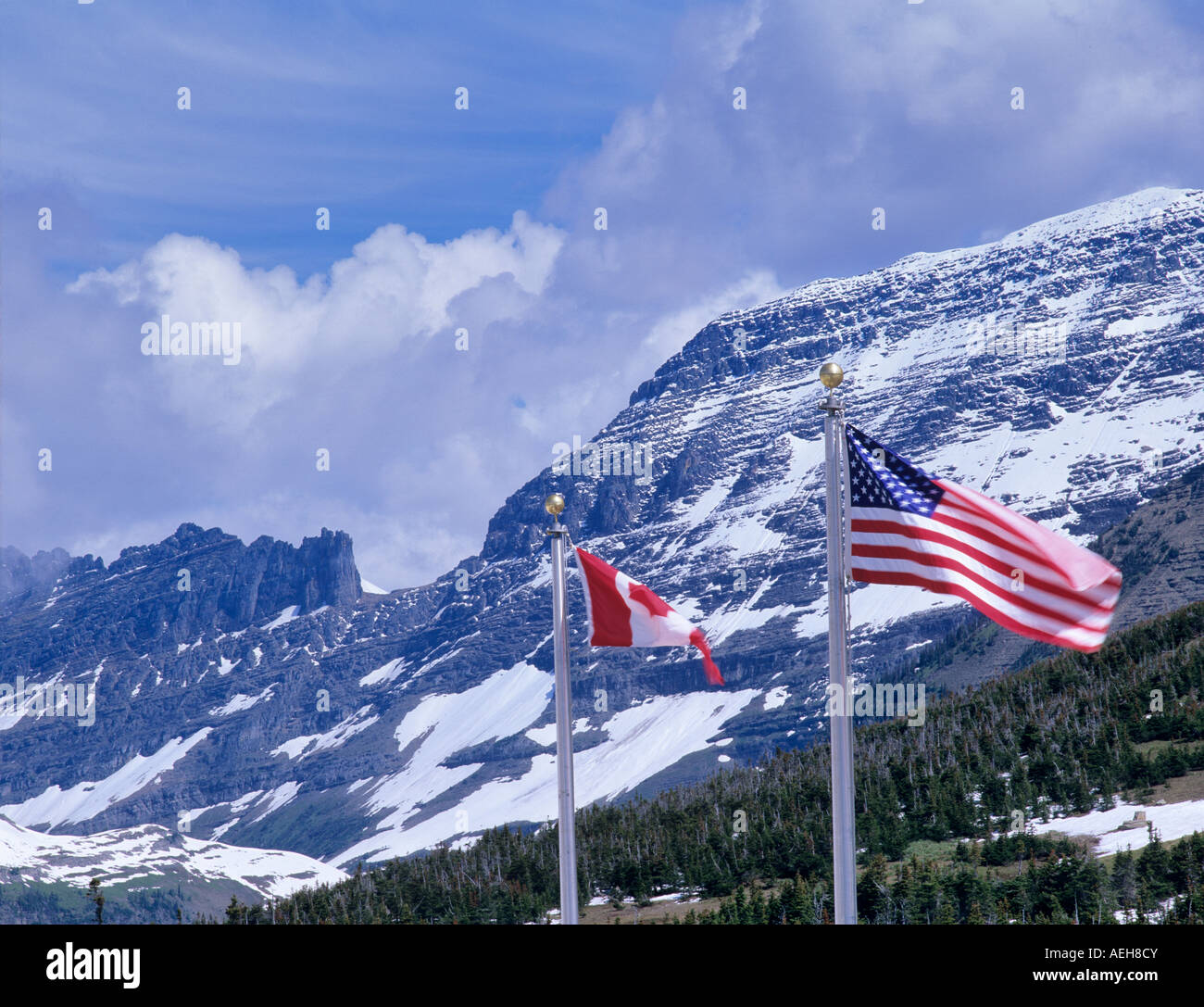 U S e Canada bandiere al centro visitatori a Logan pass Glacier National Park Montana Foto Stock