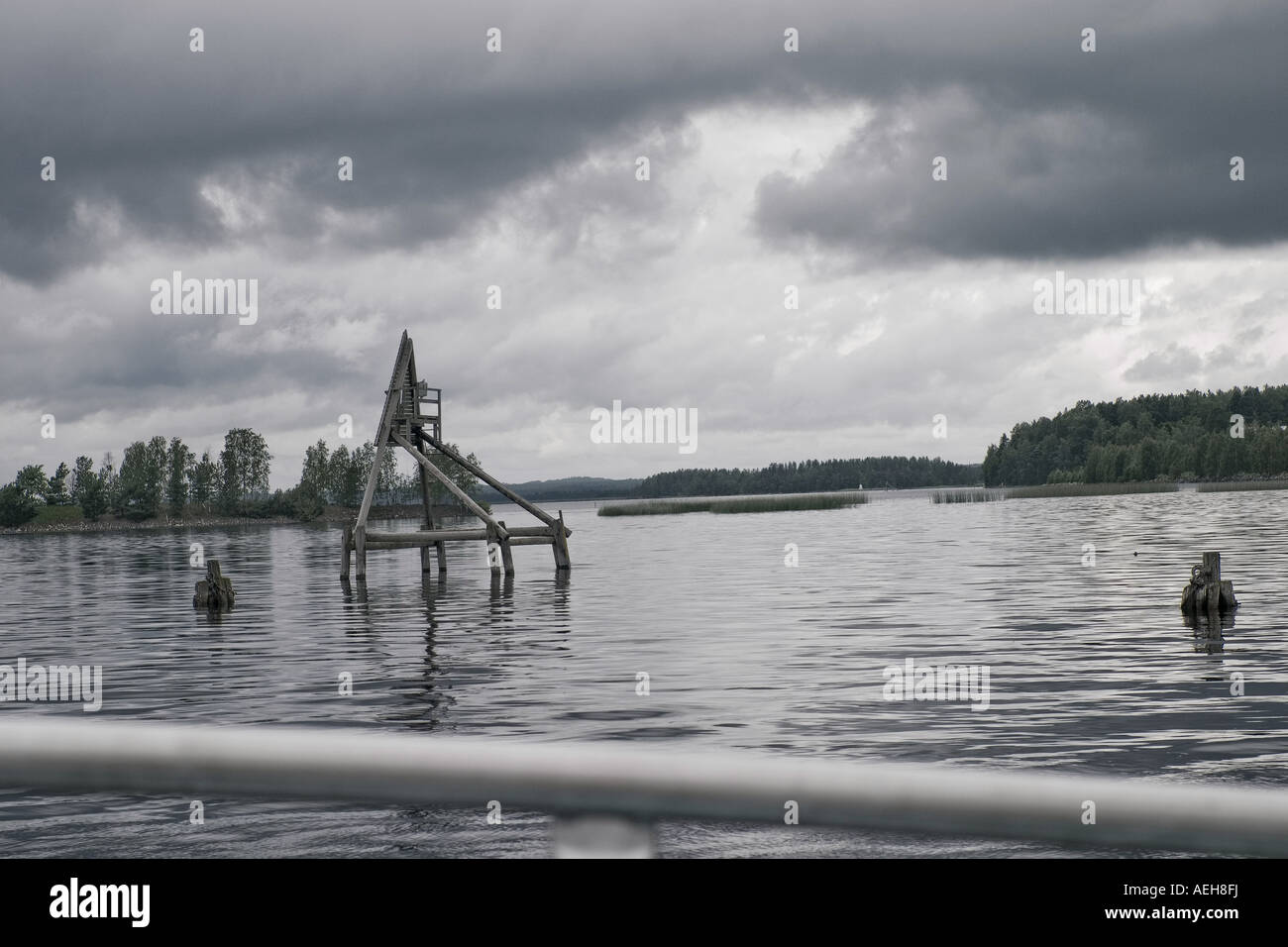 Il corrimano di una barca catturato mentre navigate lungo il fiume Pielisjoki nella città di Joensuu Finlandia Foto Stock