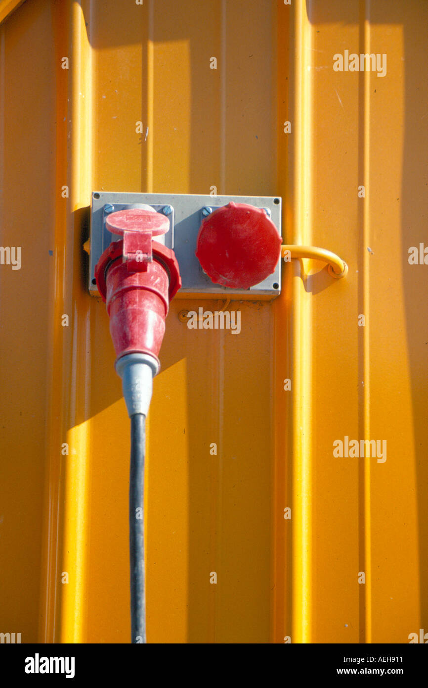 Costruzione di colore giallo con contenitore ad alta corrente di alimentazione spina di alimentazione. Foto di Willy Matheisl Foto Stock