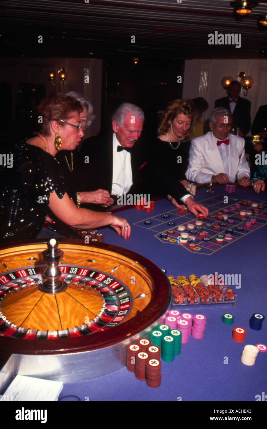 La gente le scommesse al tavolo della Roulette Foto Stock