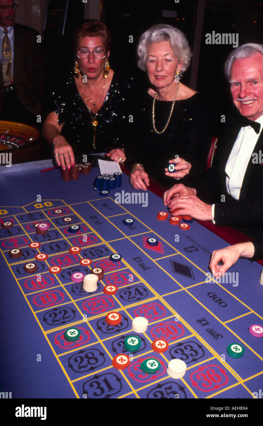 La gente le scommesse al tavolo della Roulette Foto Stock