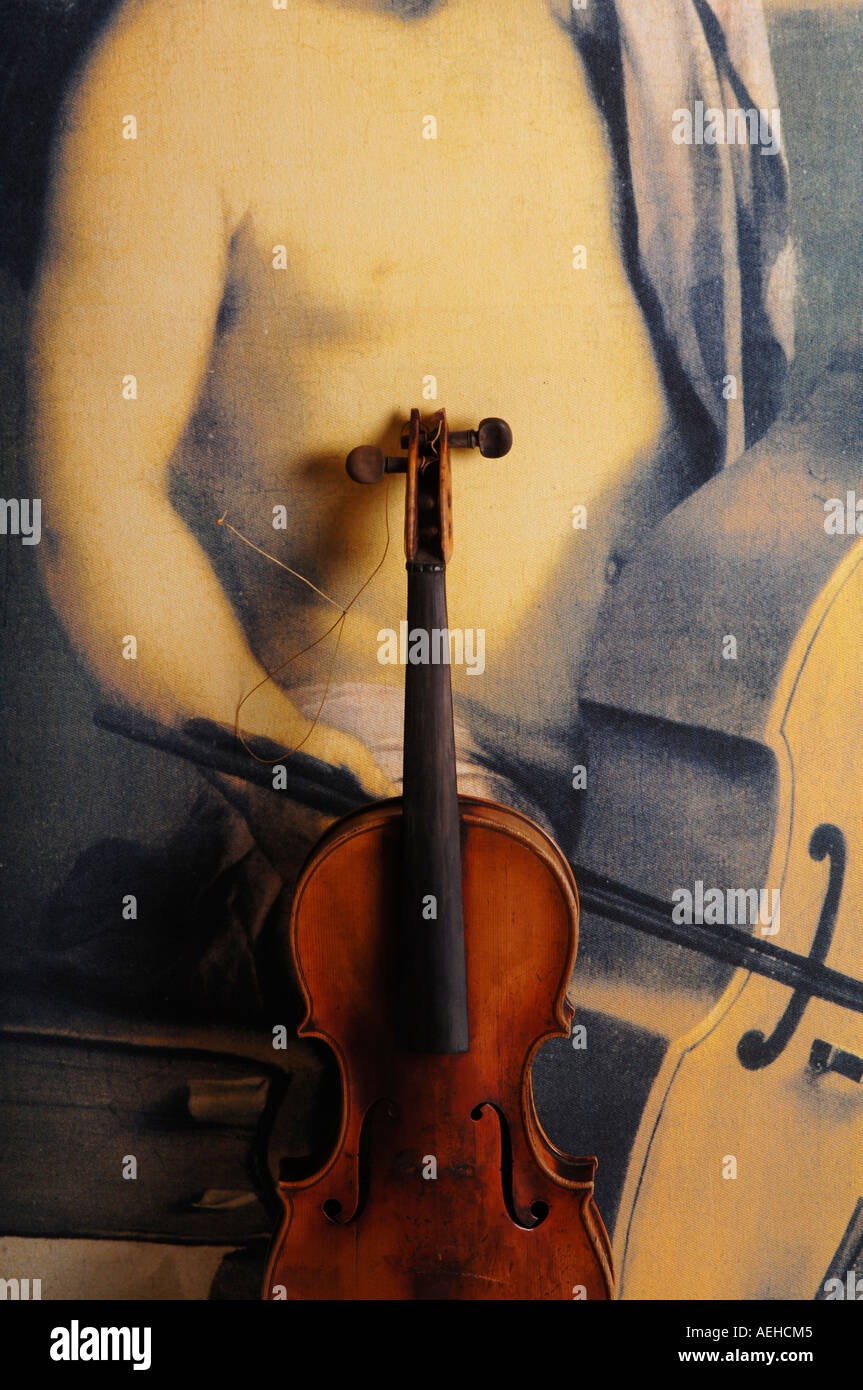 Danneggiato violino contro la pittura Foto Stock